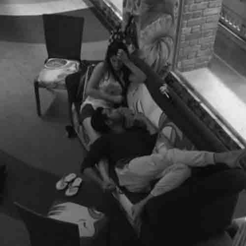 BIGG BOSS 11 THIS COUPLE ALWAYS DOING WRONG THINS AFTER SWITCHED OFF THE LIGHTS