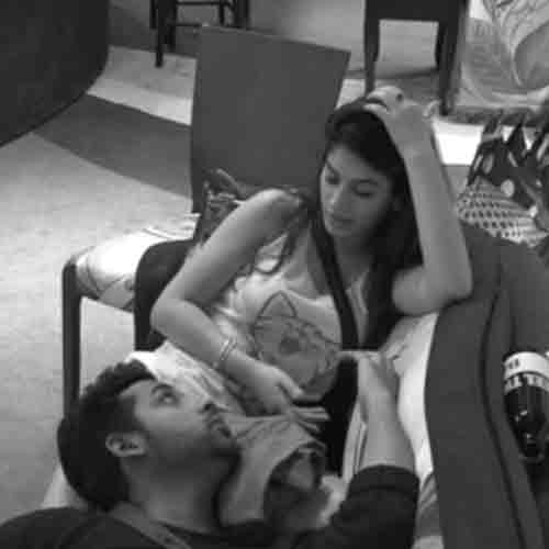 BIGG BOSS 11 THIS COUPLE ALWAYS DOING WRONG THINS AFTER SWITCHED OFF THE LIGHTS