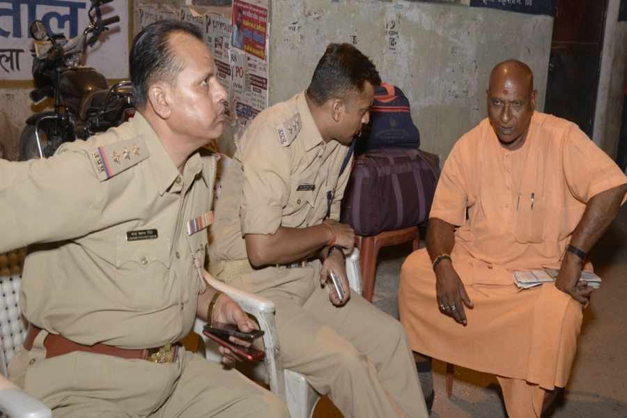 saint related to goraksh peeth is misbehaved by two man in firozabad