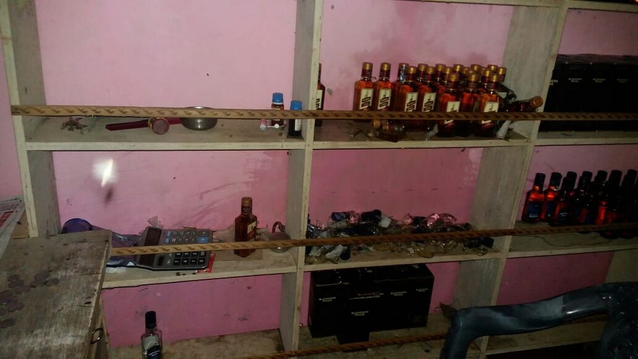 rakam na dene par sharaab kee dukaan mein todaphod