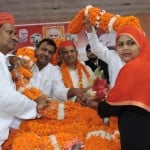 बृजभूषण तिवारी की जयंती के अवसर पर आयोजित कार्यक्रम में सपा प्रदेश अध्यक्ष का स्वागत करते कार्यकर्ता।
