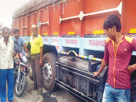 Thieves 1600 liters diesel by truck, tanker and bus
