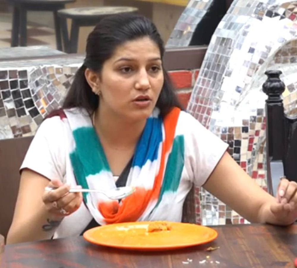 hina khan revealed a man shooted out sapna chaudhary for love