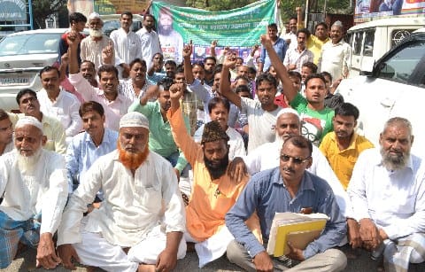 स्लाटर हाउस कब्जामुक्त कराने को दिया धरना