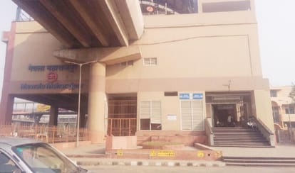 man allegedly jump on metro track, metro train cuts his leg