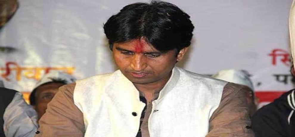 in aap national council meeting the fight between kumar vishwas and amantulla came to the road