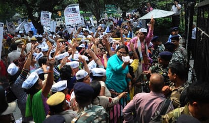 metro fare satyagraha: aap gherao nirman bhawan to decrease metro fare