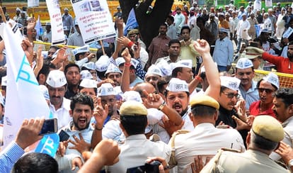 metro fare satyagraha: aap gherao nirman bhawan to decrease metro fare
