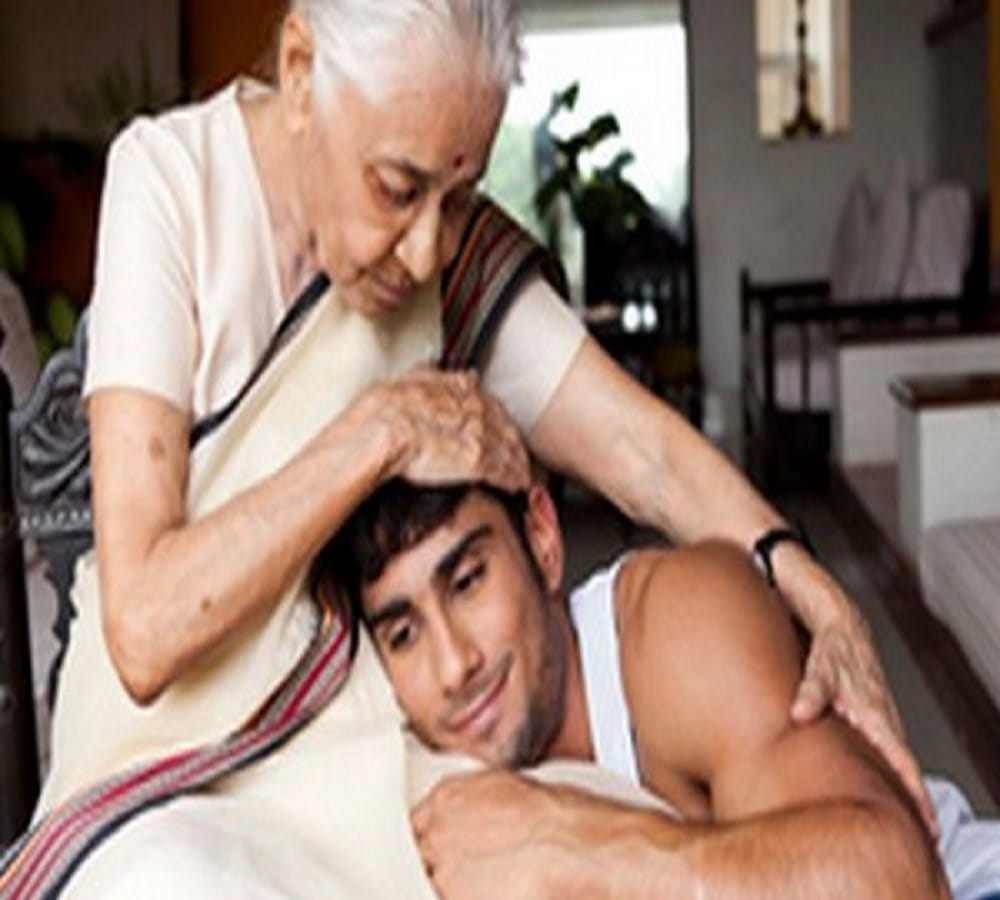 actor prateik babbar was cought in camera with girl at mumbai airport