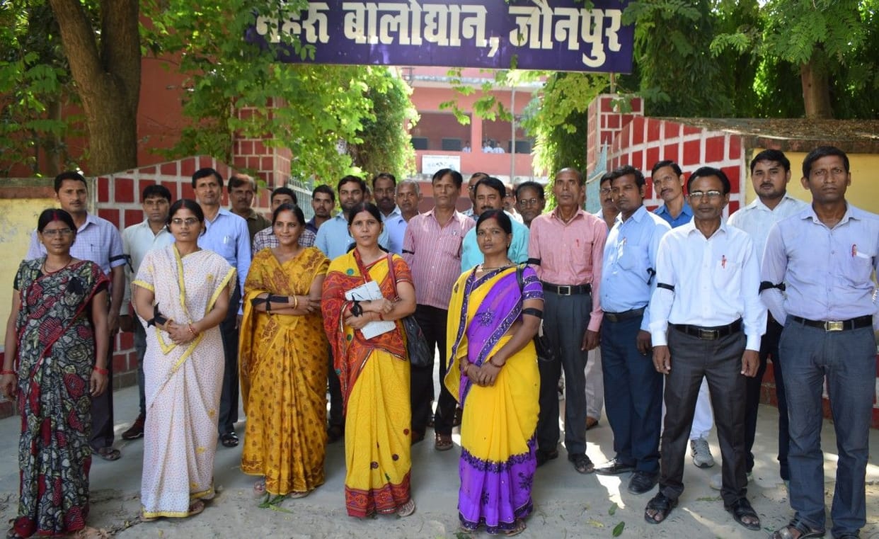 काली पट्टी बाधकर जताया विरोध