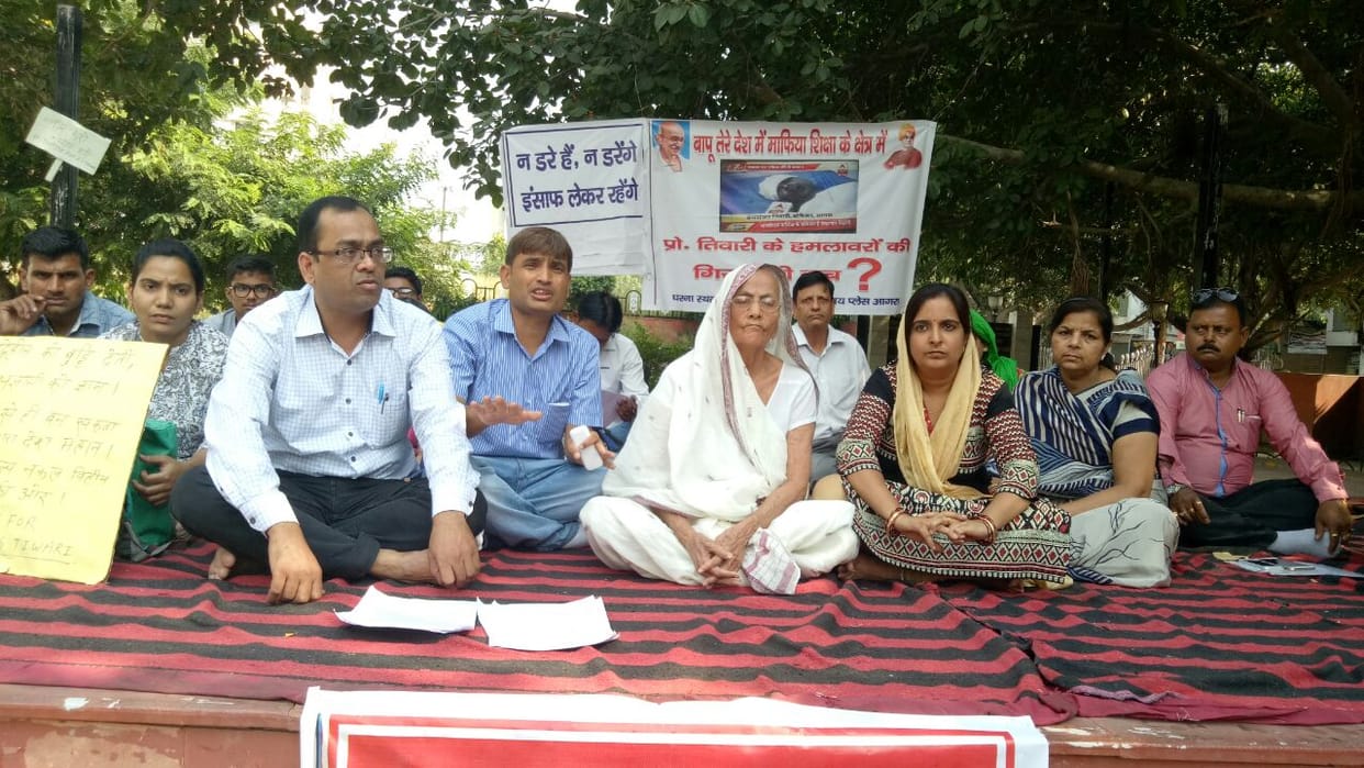 old mother in agra protesting for justice to her son