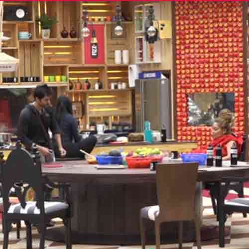 bigg boss 11 arshir doing flirt with hiten tejwani and said he will be in my love