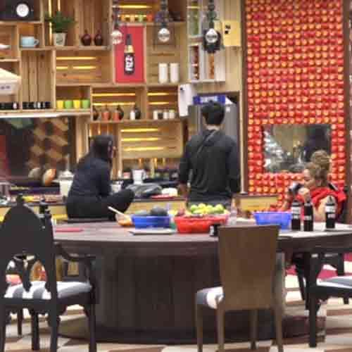 bigg boss 11 arshir doing flirt with hiten tejwani and said he will be in my love