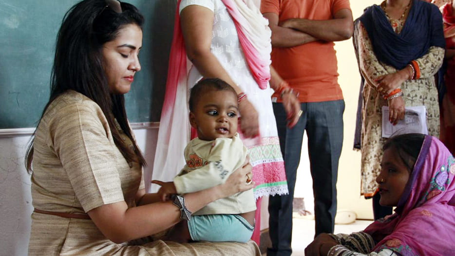Suresh Raina wife Priyanka arrived between IIT students