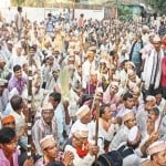 मंडलायुक्त कार्यालय के सामने प्रदर्शन करते किसान।