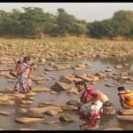  महिला हेल्थवर्कर नदी पार कर जाते हुए