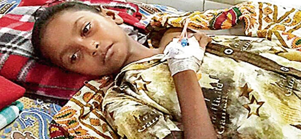 mumbai 8 year old girl hand cut after it stuck in lift and no one come to help her
