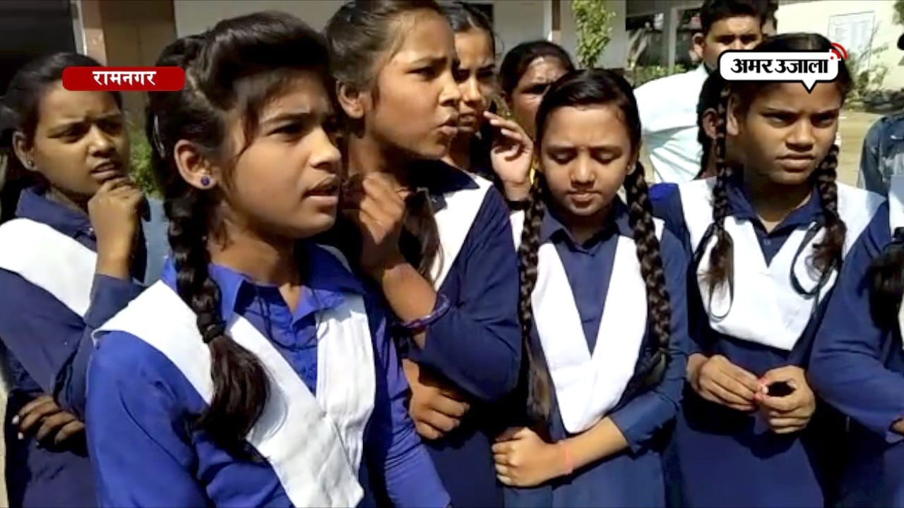 स्कूली छात्राओं ने लगाया इन पर छेड़छाड़ का आरोप
