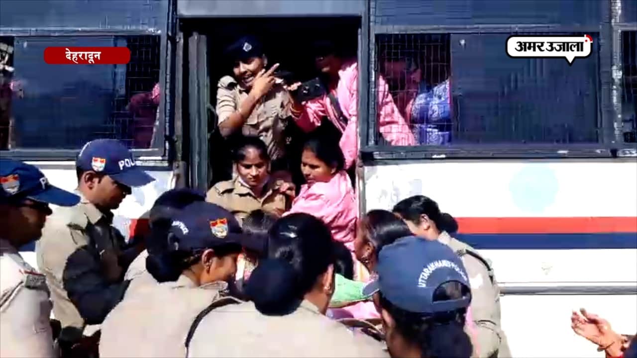 वेतन मान को लेकर आशा कार्यकर्ताओं का हंगामा, गिरफ्तार