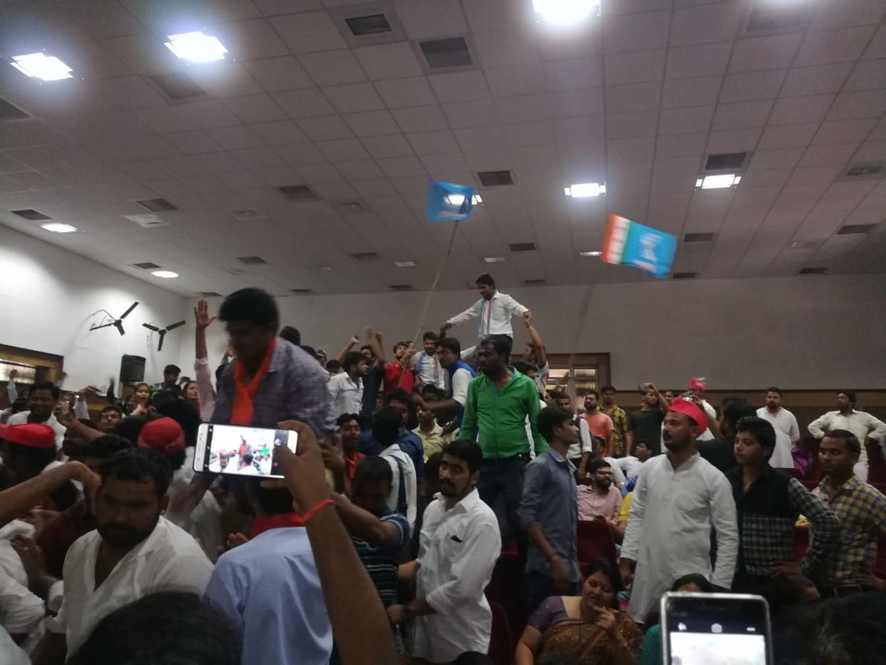 ruckus during student general meeting in agra university