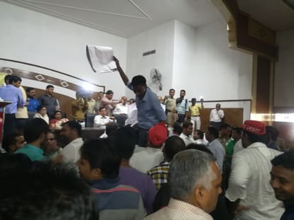 ruckus during student general meeting in agra university