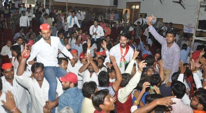 student shouted during general meeting in agra university