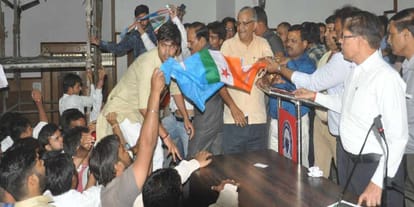 student shouted during general meeting in agra university