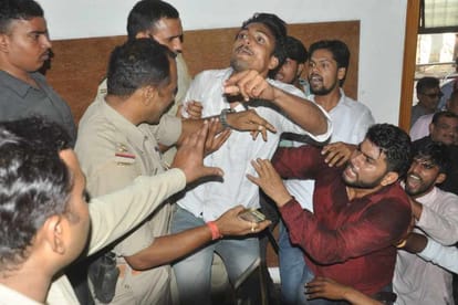 student shouted during general meeting in agra university