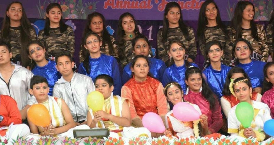 हिंदी, पंजाबी गीतों पर छात्रों की धमाल