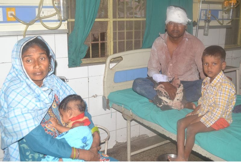 प्राइवेट बस पेड़ से टकराई थाने के फालवर की मौत, 14 लोग घायल