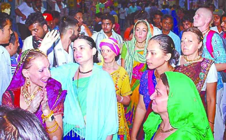 Devotees drawn by Jagannath Lord's chariot, rainy floral