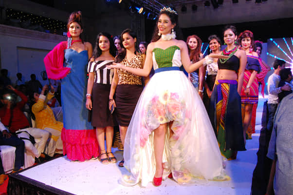 model actress payal wadhwa show stopper in kanpur fashion week