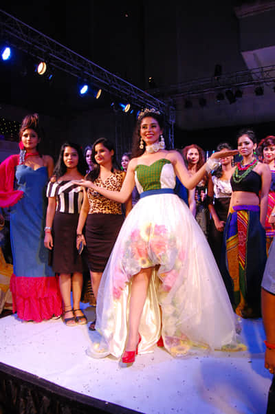 model actress payal wadhwa show stopper in kanpur fashion week