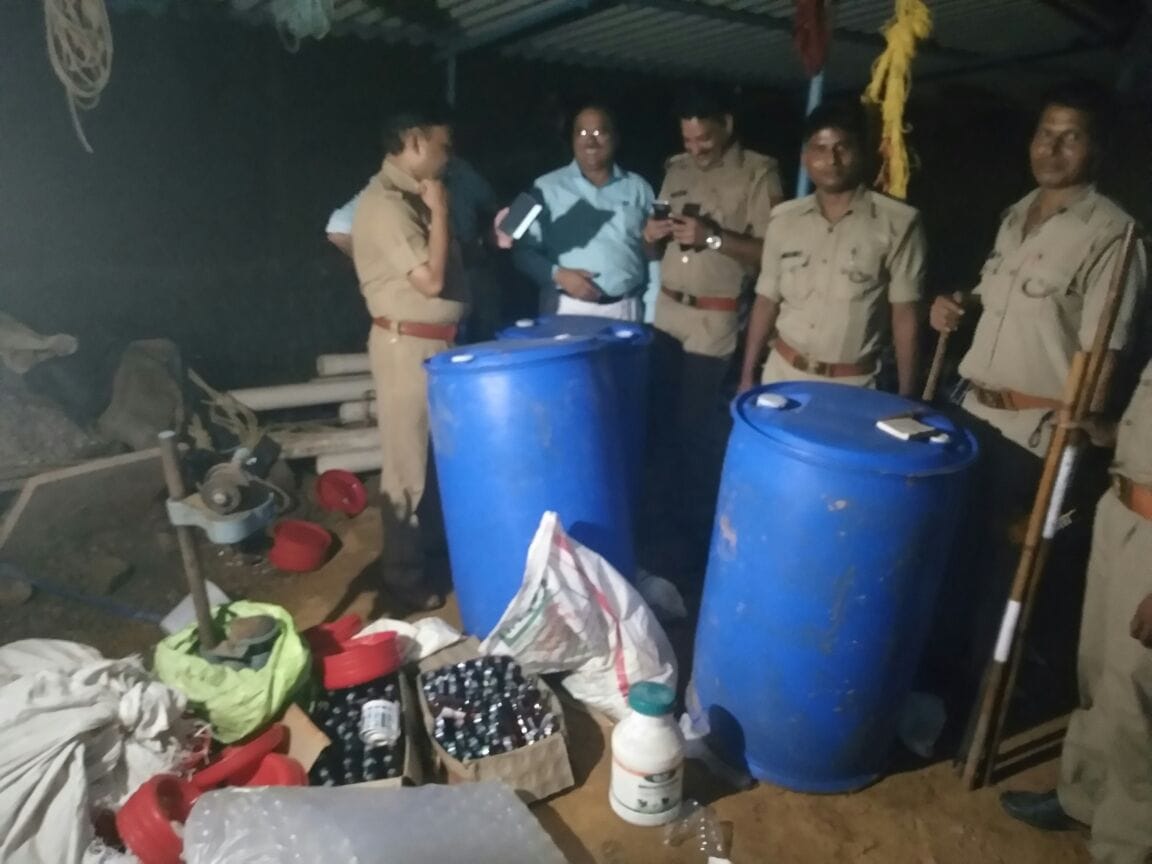 agra police busted racket of illegal liquor  