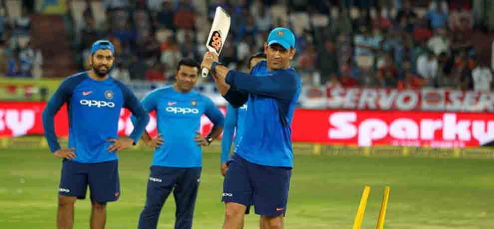 Virat,Rohit and MS Dhoni entertain Hyderabad fans with left-hand batting