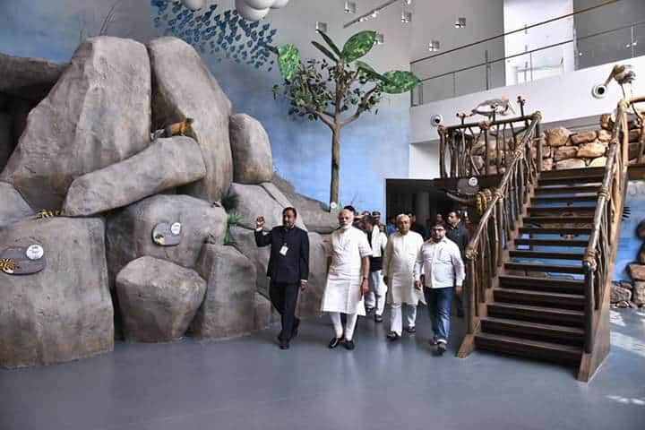 cm Nitish Kumar guide pm narendra Modi at Bihar museum
