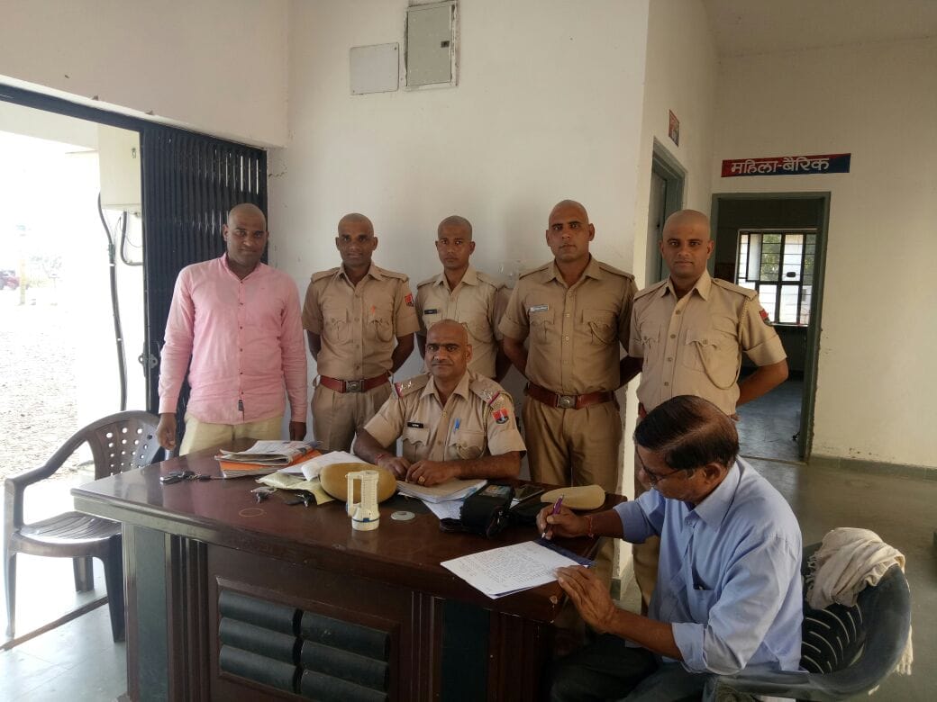 police constables goes bald to protest against salary cut 