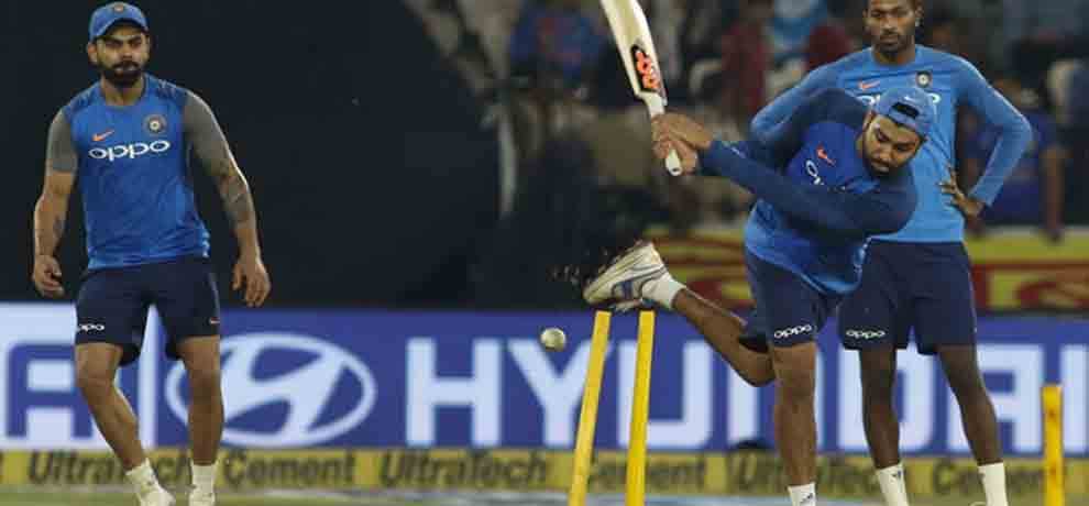 Virat,Rohit and MS Dhoni entertain Hyderabad fans with left-hand batting