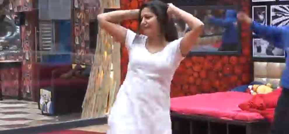 BIGG BOSS 11 HOT DANCE OF SAPNA CHOUDHARY WITH LOVE ON MORNING SONG