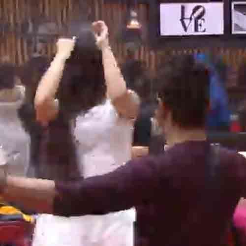 BIGG BOSS 11 HOT DANCE OF SAPNA CHOUDHARY WITH LOVE ON MORNING SONG