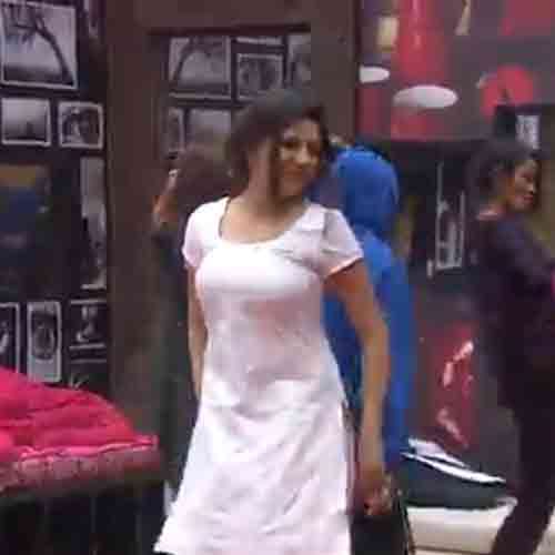 BIGG BOSS 11 HOT DANCE OF SAPNA CHOUDHARY WITH LOVE ON MORNING SONG