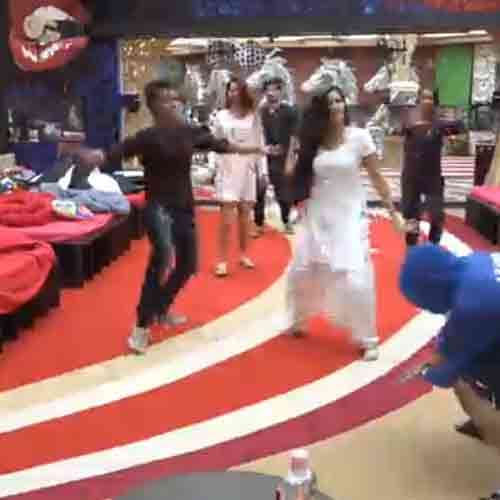BIGG BOSS 11 HOT DANCE OF SAPNA CHOUDHARY WITH LOVE ON MORNING SONG