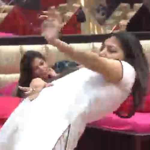 BIGG BOSS 11 HOT DANCE OF SAPNA CHOUDHARY WITH LOVE ON MORNING SONG