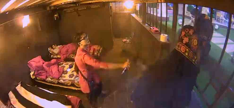 BIGG BOSS 11 SAPNA CHOUDHARY SPRAY HIT ON THE FACE OF ARSHI