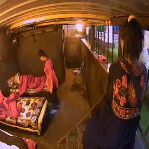 BIGG BOSS 11 SAPNA CHOUDHARY SPRAY HIT ON THE FACE OF ARSHI