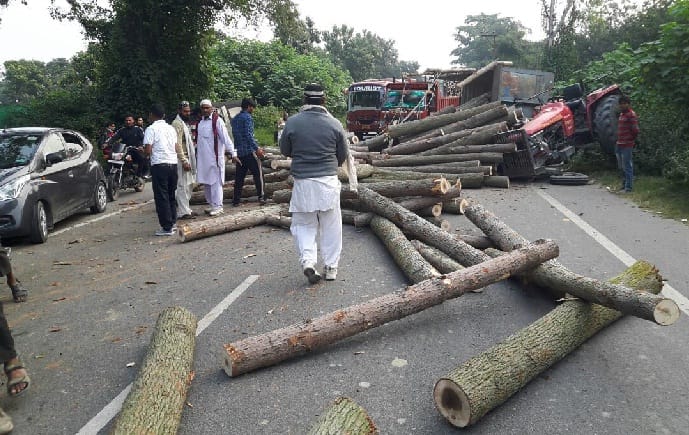 Tractor trolley overturned on NH