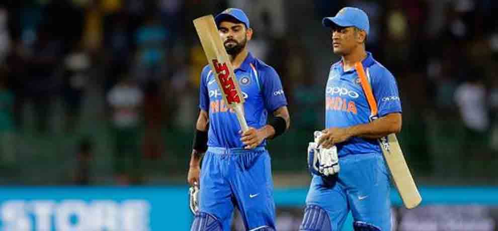 Virat,Rohit and MS Dhoni entertain Hyderabad fans with left-hand batting