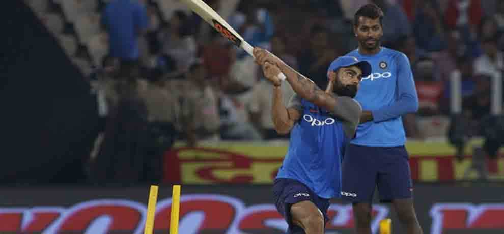 Virat,Rohit and MS Dhoni entertain Hyderabad fans with left-hand batting