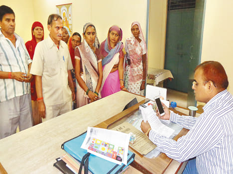 एडीएम को शिकायती पत्र देती फत्तेपुर मूसानगर गांव की महिलाएं  