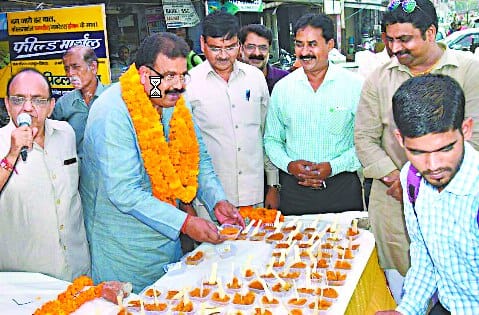 Eat goodwill halwa ... burns candles to make world record